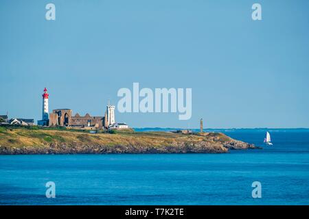 Frankreich, Finistere, Ploumoguer, Pointe Saint Mathieu, Saint Mathieu Leuchtturm und Abtei von Le Conquet gesehen Stockfoto