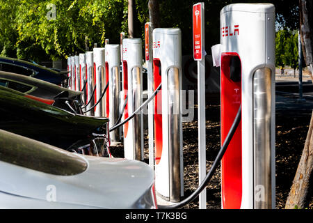 Mai 5, 2019 San Jose/CA/USA - Tesla Fahrzeuge eingesteckt, eine Ladestation in South San Francisco Bay Area; Silicon Valley Stockfoto