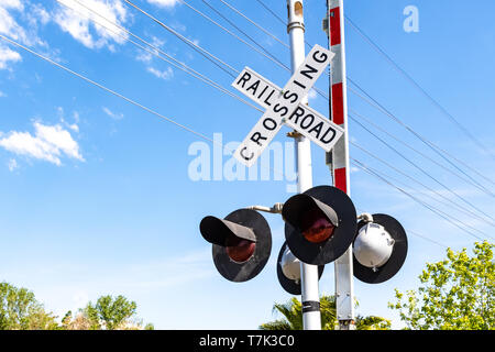Bahnübergang stop Licht und Barriere Stockfoto