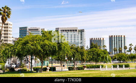 Von San Jose Downtown Skyline von der Küste von Guadalupe River Park an einem sonnigen Frühlingstag gesehen, Silicon Valley, Kalifornien Stockfoto