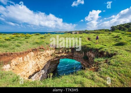 Italien, Apulien, Salento, Otranto, nördliche Küste mit Höhlen, Grotta Sfondata Stockfoto