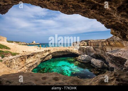 Italien, Apulien, Salento, Roca Vecchia, Höhle von Poesie (Grotta della Poesia), natürlichen Pool Stockfoto