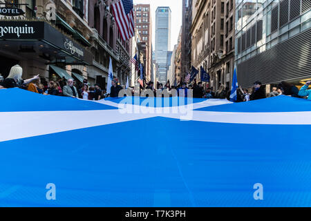 2019 New York City Tartan Day Parade am 6. Avenue bietet: Atmosphäre, in: New York City, New York, United States Wenn: 06 Apr 2019 Credit: Stefan Jeremia/WENN.com Stockfoto