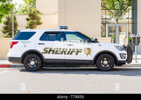 Mai 5, 2019 San Jose/CA/USA - Santa Clara County Polizei Auto auf einer Straße in der Nähe der Innenstadt Stockfoto