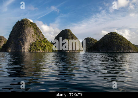 Karst Kalksteinformationen in Wayag Insel, Raja Ampat, West Papua, Indonesien. Stockfoto