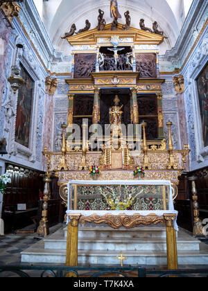 Vertikale Ansicht der Hauptaltar in traditionellen barocken Kirche in kleinen französischen Riviera backcountry Dorf Stockfoto