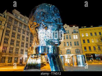 Prag, Tschechische Republik, April 4, 2019. Metalmorphosis drehbare 42-Schicht Skulptur von Franz Kafkas Kopf von David Cerny am Abend mit elektrischen Stockfoto