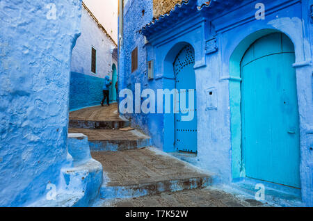 Chefchaouen, Marokko: Ein Kind geht im blau getünchten Gassen der Medina, der Altstadt. Stockfoto