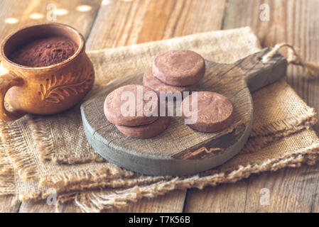Mantecados - Art der Spanischen krümelig Cookies auf dem Holzbrett Stockfoto