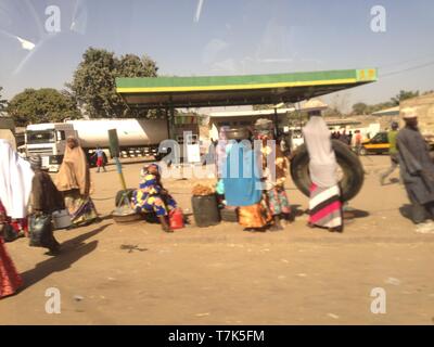 Nigerias illegalen Abbau Menschen, die in der illegalen Abbau Website Stockfoto