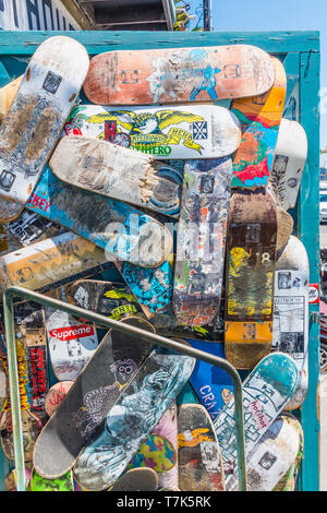 Ein Haufen von Preowned skateboard Decks in einem zufällig angeordnet sind einige kaputte und einige Ganze mit jeweils einem unterschiedlichen Design Pattern vor einem Stockfoto