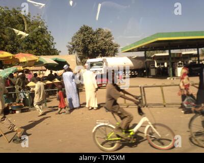 Nigerias illegalen Abbau Menschen, die in der illegalen Abbau Website Stockfoto