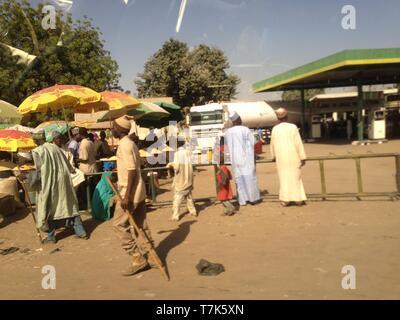 Nigerias illegalen Abbau Menschen, die in der illegalen Abbau Website Stockfoto