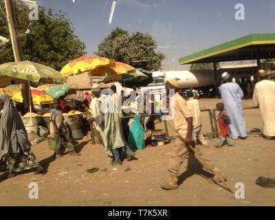 Nigerias illegalen Abbau Menschen, die in der illegalen Abbau Website Stockfoto