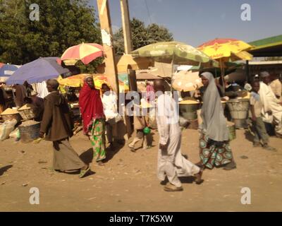 Nigerias illegalen Abbau Menschen, die in der illegalen Abbau Website Stockfoto