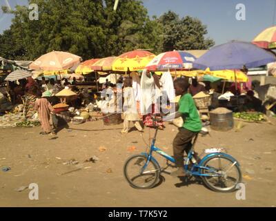 Nigerias illegalen Abbau Menschen, die in der illegalen Abbau Website Stockfoto