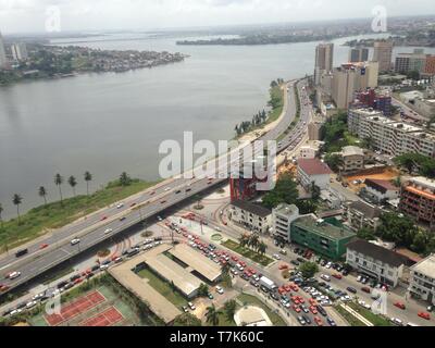 Stadt Abidjan von Sky aus dem Gebäude gefilmt Stockfoto