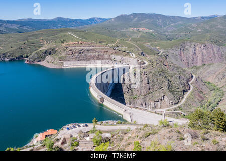 Ansicht des Atazar Damm und im Hintergrund die Stadt mit dem gleichen Namen. Madrid Spanien Stockfoto