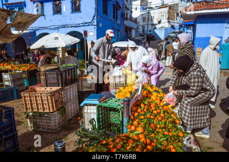 Chefchaouen, Marokko: Marokkanische Frauen shop für Obst und Gemüse im Plaza Bab Suk Marktplatz, in der blau getünchte Medina, Altstadt. Stockfoto