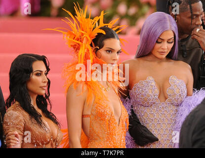 New York, NY, USA. 06 Mai, 2019. Kim Kardashian West, Kendall Jenner und Kylie Jenner Am 2019 Met Gala feiern Camp: Hinweise auf die Mode im Metropolitan Museum der Kunst am 06.Mai 2019 in New York City. Quelle: John Palmer/Medien Punch/Alamy leben Nachrichten Stockfoto