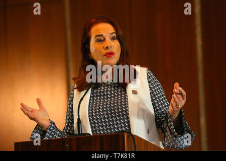 (190508) - ABUJA, 7. Mai 2019 (Xinhua) - der Präsident der 73. Tagung der Generalversammlung der Vereinten Nationen (UNGA) Maria Fernanda Espinosa Adressen der Medien während einer Pressekonferenz nach dem Treffen mit dem nigerianischen Präsidenten Muhammadu Buhari an der State House in Abuja, Nigeria am 7. Mai 2019. Muhammadu Buhari Dienstag lanciert eine überarbeitete Appell an die Vereinten Nationen und die internationale Gemeinschaft zu helfen, die Verwüstung, die durch die anhaltenden Boko Haram Aufstand gebracht. (Xinhua / olatunji Obasa) Stockfoto