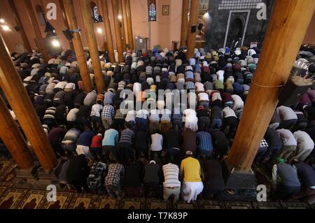 Mai 7, 2019 - Srinagar, Jammu und Kaschmir, Indien - kaschmirische Muslime beten am ersten Tag des Ramadan in der Großen Moschee in Srinagar, Kashmir am Mai 07, 2019. (Bild: © faisal KhanZUMA Draht) Stockfoto