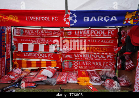 Liverpool, Großbritannien. 07 Mai, 2019. 7. Mai 2019, Anfield Stadion, Liverpool, England, UEFA Champions League, Halbfinale, Rückspiel, Liverpool FC vs FC Barcelona, Liverpool und Barcelona Schals auf Verkauf Kredit: Terry Donnelly/News Bilder Credit: Aktuelles Bilder/Alamy leben Nachrichten Stockfoto