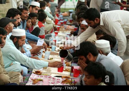 Islamabad, Pakistan. 7. Mai, 2019. Ein freiwilliger verteilt süße Getränke am ersten Tag des Ramadan Bei einer kostenlosen Verteilung von Nahrungsmitteln in Islamabad, der Hauptstadt von Pakistan, am 7. Mai 2019. Credit: Ahmad Kamal/Xinhua/Alamy leben Nachrichten Stockfoto