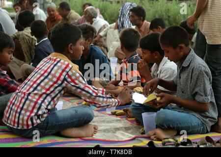 Islamabad, Pakistan. 7. Mai, 2019. Pakistanische Muslime brechen ihre schnellen, am ersten Tag des Ramadan Bei einer kostenlosen Verteilung von Nahrungsmitteln in Islamabad, der Hauptstadt von Pakistan, am 7. Mai 2019. Credit: Ahmad Kamal/Xinhua/Alamy leben Nachrichten Stockfoto