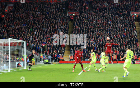 Anfield, Liverpool, Großbritannien. 7. Mai, 2019. UEFA Champions League, Halbfinale, Rückspiel gegen Liverpool FC Barcelona; Georginio Wijnaldum von Liverpool Sprünge score Liverpool das dritte Ziel mit einem Kopf in der 56. Minute für 3-3 aggregierter: Aktion plus Sport/Alamy leben Nachrichten Stockfoto