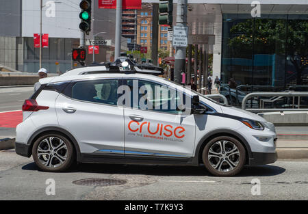 San Francisco, USA. 02 Mai, 2019. Selbstfahrende Auto der General Motors Tochter Kreuzfahrt ist auf der Straße. Autory General Motors hat einen neuen milliardenschweren Finanzspritze für seine Roboter Car Company Kreuzfahrt gesichert. Credit: Andrej Sokolow/dpa/Alamy leben Nachrichten Stockfoto