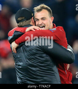 Anfield, Liverpool, Großbritannien. 7. Mai, 2019. UEFA Champions League, Halbfinale, Rückspiel gegen Liverpool FC Barcelona; Xherdan Shaqiri von Liverpool ist hob seine Füße von Liverpool Manager Jürgen Klopp, als sie ihre Teams feiert gewinnen Quelle: Aktion plus Sport/Alamy leben Nachrichten Stockfoto