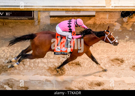 Louisville, Kentucky, USA. 4. Mai, 2019. Maximale Sicherheit #7, Luis Saez an Bord, überquert die Ziellinie vor dem Ersten disqualifiziert und Country House ausgezeichnet wurde der Gewinn im Kentucky Derby auf Kentucky Derby Tag bei Churchill Downs. Credit: Csm/Alamy leben Nachrichten Stockfoto