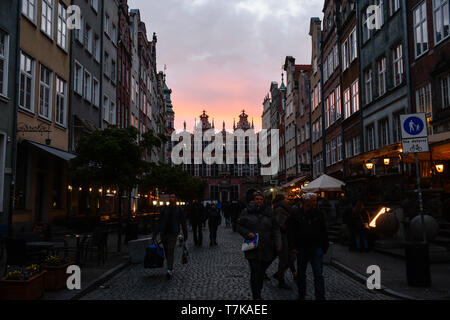 Krakau, Polen. 3. Mai, 2019. Menschen gesehen zu Fuß in die Altstadt. Gdansk ist ein Hafen Stadt an der Ostseeküste von Polen. 2018, Danzig war unter den 5 besten touristischen Bestimmungsörter in der Welt nach dem Internetportal Trip Advisor. Abgesehen davon, dass eine bekannte touristische Destination, in den 80er Jahren würde die Wiege der Solidarność-Bewegung, die ein Ende des Kommunismus in Polen gebracht und spielte einen großen Teil der Sowjetunion zu Ende. Credit: Omar Marques/SOPA Images/ZUMA Draht/Alamy leben Nachrichten Stockfoto