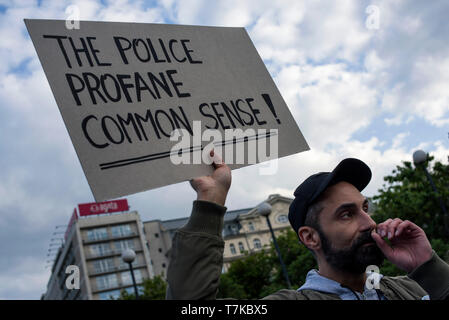 Eine Demonstrantin hält ein Plakat gesehen, sagen die Polizei profanen Vernunft bei den Vorführungen. Die Demonstranten in der Innenstadt von Warschau versammelten ihre Solidarität mit Elzbieta Podlesna, einer Straße opposition Aktivist, der wegen des Verdachts der Verletzung religiöser Gefühle festgehalten wurde, um zu zeigen, nach poster Lager ein Bild der Jungfrau Maria mit ihrem Halo in den Farben des Regenbogen Flagge bemalt in der Stadt P?ock in Zentral Polen erschienen. Der polnische Innenminister Joachim Brudzi?ski, auf Twitter am Montag bekannt, dass eine Person für die "Durchführung einer Entweihung der Virgi festgenommen worden Stockfoto