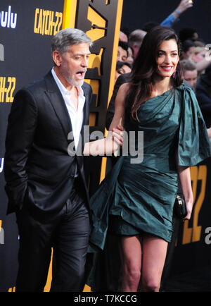 Hollywood, Kalifornien, USA, 7. Mai 2019 Executive Produzent/Regisseur, Schauspieler George Clooney und Frau Amal Clooney Besuchen von Hulu Catch-22 US-Premiere am 7. Mai 2019 an TCL Chinese Theatre in Hollywood, Kalifornien, USA. Foto von Barry King/Alamy leben Nachrichten Stockfoto