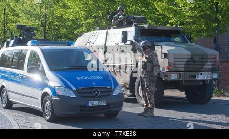 07. Mai 2019, Mecklenburg-Vorpommern, Pasewalk: In Vorbereitung für einen ausländischen mission Soldaten der Panzergrenadierbrigade 41 "Vorpommern" mit allen Schutz Transportfahrzeuge Dingo 2 und weitere Fahrzeuge der Bundeswehr Praxis die Sicherheit von Fahrzeug Spalten mit Fahrten wie in Afghanistan. Eine dreitägige militärische Übung in der Region Pasewalk im Namen Bezirk, bei denen gepanzerte Fahrzeuge auch die Schulung auf öffentlichen Straßen benutzt werden, begonnen. Hintergrund ist, dass Konvois und Patrouillen besser können sich gegeneinander schützen. Stockfoto