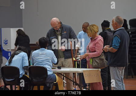 Johannesburg, Südafrika. 8. Mai, 2019. Abstimmung im Wahllokal in der Crawford College in Johannesburg, Südafrika, am 8. Mai 2019. Südafrikaner sind in Scharen zu über 23.000 Wahllokale über der Nation am Mittwoch zu werfen Stimmzettel, die bestimmen, welche Partei ist das Land in den nächsten fünf Jahren zu regieren. Credit: Chen Cheng/Xinhua/Alamy leben Nachrichten Stockfoto