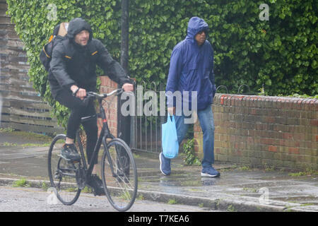 London, Großbritannien. 8. Mai, 2019. Ein Mann Schutzräumen vom Regen in London bei Regen und Nässe. Nach dem Met Office, Regen ist für die nächsten vier Tage prognostiziert. Credit: Dinendra Haria/Alamy leben Nachrichten Stockfoto