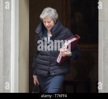 Downing Street, London, UK. 8. Mai 2019. Der britische Premierminister Theresa May Blätter Downing Street wöchentliche Prime Minister Fragen im Parlament zu besuchen. Credit: Malcolm Park/Alamy Leben Nachrichten. Stockfoto