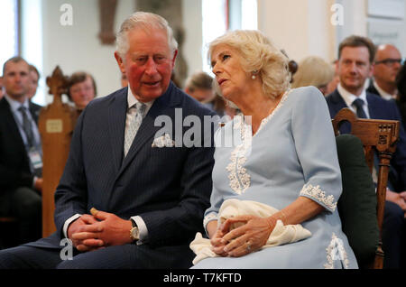 Leipzig, Deutschland. 08 Mai, 2019. Der britische Thronfolger Prinz Charles und seine Frau Camilla sitzen in St. Thomas Kirche. Der Prinz von Wales und die Herzogin von Cornwall besuchen Sie Leipzig Am zweiten Tag Ihrer Reise nach Deutschland. Credit: Fabrizio Bensch/Reuters/dpa/Alamy leben Nachrichten Stockfoto