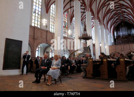 Leipzig, Deutschland. 08 Mai, 2019. Der britische Thronfolger Prinz Charles und seine Frau Camilla sitzen in St. Thomas Kirche. Der Prinz von Wales und die Herzogin von Cornwall besuchen Sie Leipzig Am zweiten Tag Ihrer Reise nach Deutschland. Credit: Fabrizio Bensch/Reuters/dpa/Alamy leben Nachrichten Stockfoto