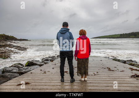 Fountainstown, Cork, Irland. 08 Mai, 2019. Aivars Tirums, Rochestown mit seiner Mutter Brigita De Coppet, der zu Besuch aus Lettland auf einen Tagesausflug nach Fountainstown, Co Cork, Irland, an einem regnerischen Nachmittag. Quelle: David Creedon/Alamy leben Nachrichten Stockfoto