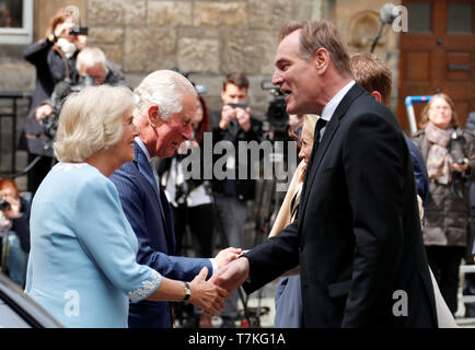 Leipzig, Deutschland. 08 Mai, 2019. Der britische Thronfolger Prinz Charles und seine Frau Camilla sind von Burkhard Jung (r), Oberbürgermeister von Leipzig auf den Thomaskirchhof gebracht. Der Prinz von Wales und die Herzogin von Cornwall besuchen Sie Leipzig Am zweiten Tag Ihrer Reise nach Deutschland. Credit: Fabrizio Bensch/Reuters/dpa/Alamy leben Nachrichten Stockfoto