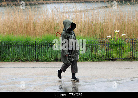 London, Großbritannien. 8. Mai, 2019. London Regen entlang der Serpentine im Hyde Park Credit: JOHNNY ARMSTEAD/Alamy leben Nachrichten Stockfoto