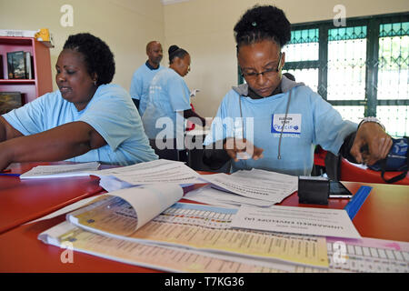 Johannesburg, Südafrika. 7. Mai, 2019. Kurfürstlichen Beamten Arbeit im Wahllokal in der Crawford College in Johannesburg, Südafrika, am 7. Mai 2019. Credit: Chen Cheng/Xinhua/Alamy leben Nachrichten Stockfoto