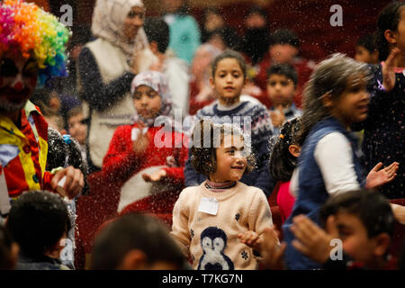 April 24, 2019 - Die Al-Sham Association, die sich auf die Pflege der syrischen Waisen gewidmet ist, hält große Feiern in der türkischen Stadt Gaziantep anlässlich der Welt Waisen Tag. Syrische verwaiste Kinder sangen von Musik begleitet, und in einer Reihe von kleinen Stücke gehandelt. Eine Gruppe von Kindern in einem Spiel tragen Graduierung Kittel und Diskussion über ihre Zukunft in Bezug auf ihre hohe Bildung Ziele und der Wiederaufbau ihrer geliebten Syrien, die in Ruinen liegen. Das Spiel wurde inmitten der Emotionen und Tränen der Zuschauer durchgeführt. Eine Reihe von Persönlichkeiten der Stadt nahmen an der Veranstaltung teil, die Stockfoto