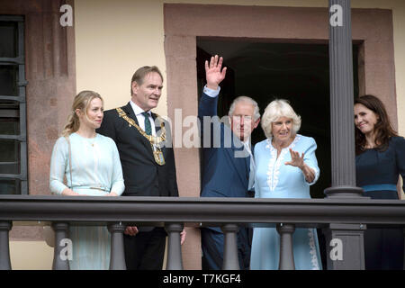 Leipzig, Deutschland. 08 Mai, 2019. Der britische Thronfolger Prinz Charles und seine Frau Camilla (M) stand mit Burkhard Jung (2. von links), Bürgermeister von Leipzig und seine Frau Ayleena (l) auf dem Balkon des Rathauses und Wave. Der Prinz von Wales und die Herzogin von Cornwall besuchen Sie Leipzig Am zweiten Tag Ihrer Reise nach Deutschland. Credit: Hendrik Schmidt/dpa/Alamy leben Nachrichten Stockfoto