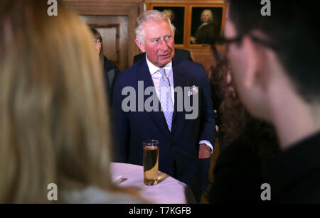 Leipzig, Deutschland. 08 Mai, 2019. Der britische Thronfolger Prinz Charles für junge Menschen spricht bei seinem Besuch in der City Hall in 2019. Der Prinz von Wales und die Herzogin von Cornwall besuchen Sie Leipzig Am zweiten Tag Ihrer Reise nach Deutschland. Credit: Ronny Hartmann/AFP/Pool/dpa/Alamy leben Nachrichten Stockfoto