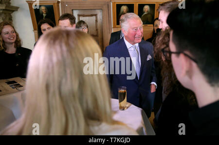 Leipzig, Deutschland. 08 Mai, 2019. Der britische Thronfolger Prinz Charles für junge Menschen spricht bei seinem Besuch in der City Hall in 2019. Der Prinz von Wales und die Herzogin von Cornwall besuchen Sie Leipzig Am zweiten Tag Ihrer Reise nach Deutschland. Credit: Ronny Hartmann/AFP/Pool/dpa/Alamy leben Nachrichten Stockfoto